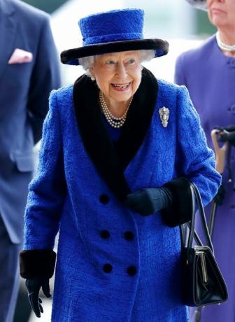 Ascot, Spojené kráľovstvo, 16. október, embargo na publikovanie v britských novinách do 24 hodín po vytvorení kráľovnej dátumu a času elizabeth ii sa zúčastňuje dňa qipco britských šampiónov na dostihovej dráhe v ascote 16. októbra 2021 v anglickom meste Ascot photo by max mumbyindigogetty obrázky