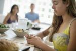 15 Pravidlá jedálenského stola, ktoré by sa podľa mamiek nemali nikdy porušiť