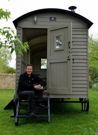 Bývalý predseda vlády David Cameron kupuje dizajnérsku záhradu - pastiersku chatu - v hodnote 25 000 GBP