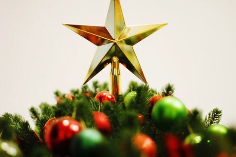 Detailný záber na tvar hviezdy na vianočný stromček na bielom pozadí