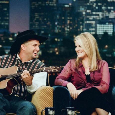 večerná šou s epizódou Jay Leno 1222 na snímke l r hudobní hostia Garth Brooks a Trisha Yearwood 11. septembra 1997 foto margaret nortonnbcu foto banknbcuniversal cez getty obrázky cez getty snímky