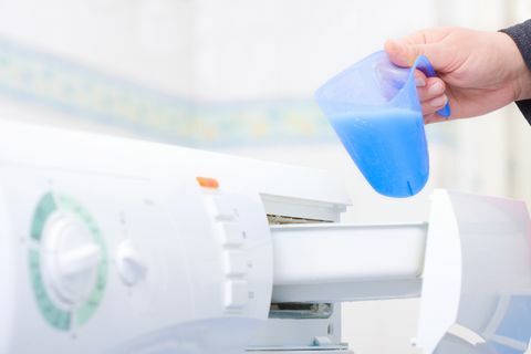 Nalievanie mydla na pranie