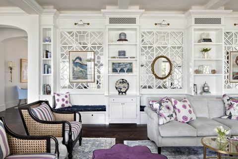 obývačka, šedá sedačka, fialové a biele dekoračné vankúše, biele úložné skrinky, fialový otoman