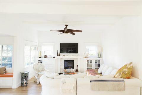 Stropný ventilátor cez bielu obývaciu izbu