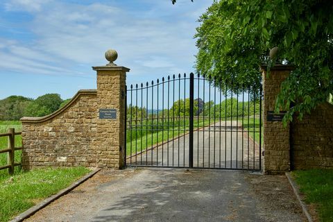 Vidiecky dom robbieho williamsa, compton bassett house, na predaj vo Wiltshire