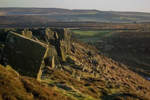 pohľad na šírku vrátane skalnej steny na okraji krivky v okrese peak, uk