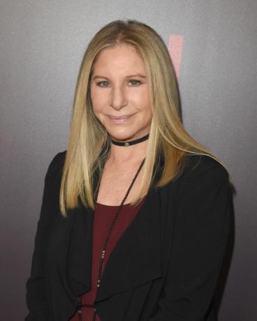 barbra streisand na sebe červený top, čierne sako a náhrdelník