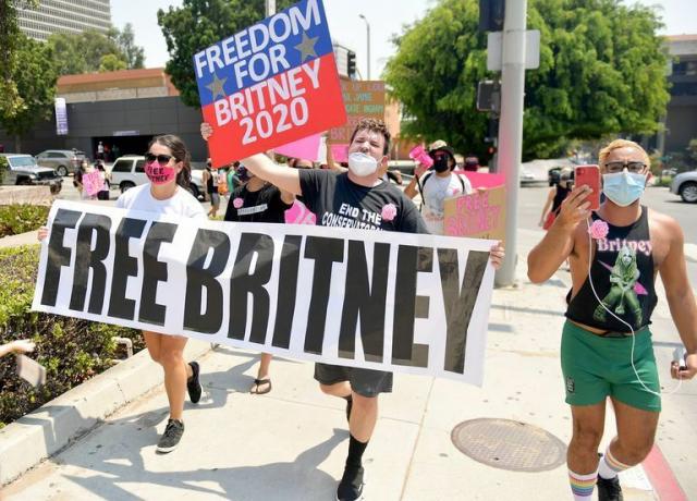 Freebritney protest pred budovou súdu v Los Angeles počas pojednávania o nútenej správe