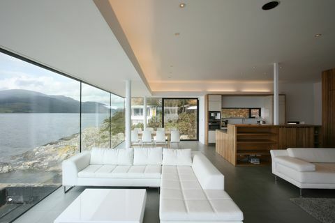 Elegantný otvorený priestor obývacej izby s horákom na guľatinu