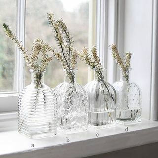 Váza z lisovaného skla v tvare štvorca