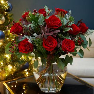 Kytica z červených zamatových ruží (dodanie od 1. decembra 2021)