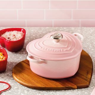 Kastról Le Creuset s liatinovým srdcom