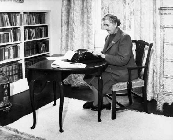 agatha christie píše doma