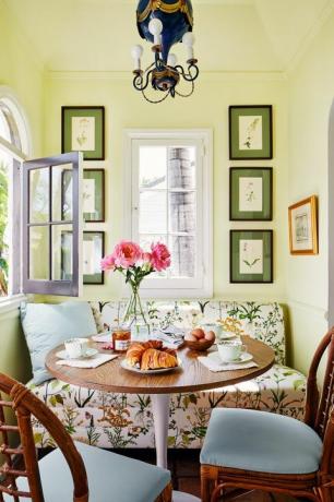 kevin isbell, raňajkový kútik, stôl, drevené stoličky, steny natreté zelenou farbou