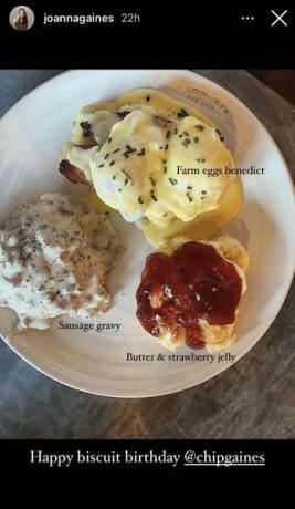tanier s klobásovou omáčkou, maslom a jahodovým želé a vajcia z farmy s benediktom s textom vedľa jedla