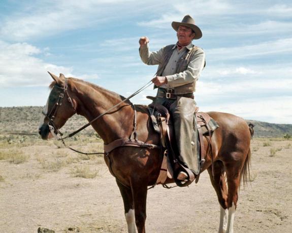 pohľad na amerického herca Johna Wayna 1907 1979 na koni v scéne z filmu Chisholm réžia Andrew v mclaglen, 1970 foto zo strieborného plátna kolekciagetty images