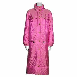 Chanel od Karla Lagerfelda Ružový hodvábny puffer kabát s gombíkmi Gripoix, jeseň-zima 1996