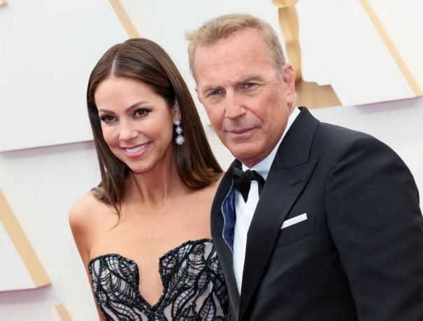 hollywood, kalifornia 27. marec christine baumgartner a kevin costner sa zúčastňujú 94. ročníka akadémie ocenenia na hollywoode a vysočine 27. marca 2022 v hollywoode, kalifornia foto: david livingstongetty snímky