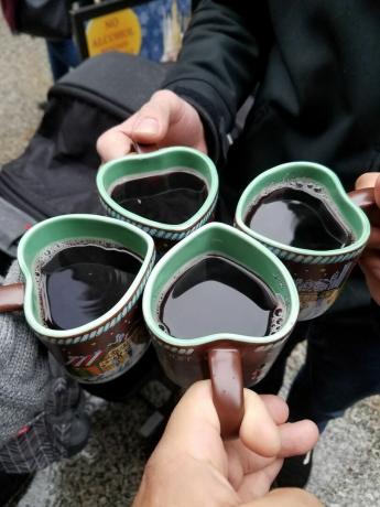 vychutnávajúc si glühwein na christkindlmarket v chicagu