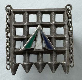 Holloway brooch Parliament.uk - LoveAntiques