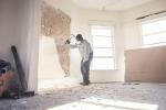 Majitelia domov by si mali rezervovať svoj staviteľ najmenej štyri mesiace pred renováciou