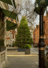 Hotel Connaught predstavil tohtoročný vianočný strom od umelca Tracey Emin