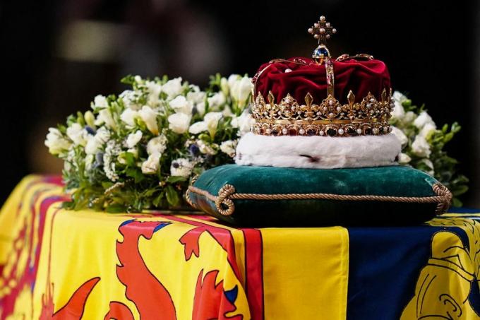 škótska koruna sedí na vrchole rakvy kráľovnej Alžbety II. v katedrále sv. Gilesa v Edinburghu 12. septembra 2022 počas bohoslužby vďakyvzdania za jej život dostanú smútoční hostia v pondelok prvú príležitosť vzdať úctu pred rakvou kráľovnej Alžbety II. v edinburgskej katedrále, kde bude kráľ Karol III. predsedať vigílii foto od jane barlow pool afp foto od jane barlowpoolafp via getty snímky