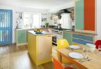 Táto viacfarebná kuchyňa pripomína, že naše obytné priestory môžu byť funkčné a zábavné