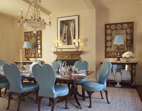 jedáleň s modrými stoličkami