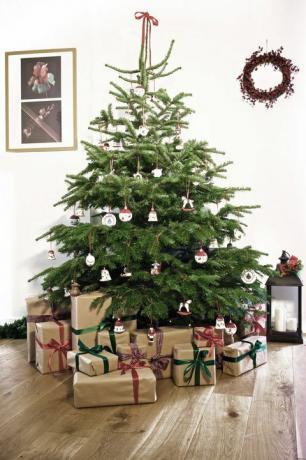 Borovice a ihly predávajú luxusný vianočný stromček zdobený Villeroy & Boch