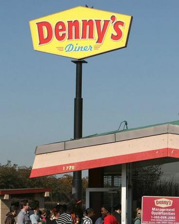 emeryville, ca. 03. apríla zákazníci dennys čakajú v rade na raňajky zdarma 3. februára 2009 v emeryville, kalifornia, ľudia dnes zoradení v Dennys po celej Severnej Amerike na bezplatné grandslamové raňajky rozdávané medzi 6:00 a 14:00 vo viac ako 1 500 Dennys reštaurácie v USA, Portoriko a Kanada propagácia bola oznámená počas komerčnej fotografie super misy od Justina Sullivangettyho. snímky