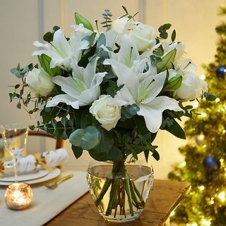 Zimná kytica z bielej ruže a ľalie (doručenie od 18. novembra 2021)