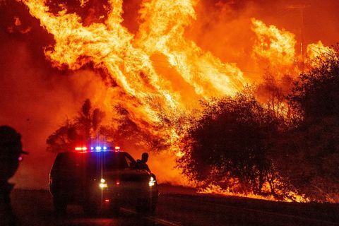 strážca zákona sleduje plamene šľahajúce do vzduchu, keď sa oheň šíri ďalej pri požiari medveďov v kalifornskom Oroville 9. septembra, Nebezpečný suchý vietor 2020 bičoval kalifornské rekordné lesné požiare a zapálil nové požiare, pretože stovky boli evakuované vrtuľníkom a desiatky tisíce uvrhli do tmy výpadky elektriny v západných Spojených štátoch foto josh edelson afp foto josh edelsonafp via getty snímky