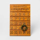 17,9 "x 11,8" drevený adventný kalendár s vencom hnedým / zlatým