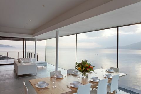 Otvorená jedáleň s výhľadom na more