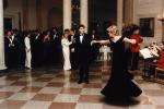 „Travoltovské šaty“ princeznej Diany budú vystavené v Kensingtonskom paláci