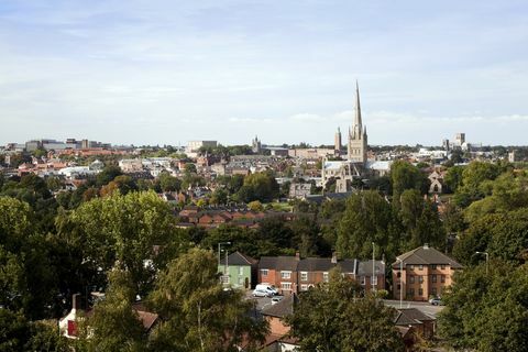 výhľad na mesto Norwich v anglickom Norfolku z vresoviska myší sú hlavné pamiatkové budovy, ktoré sú tu zobrazené, zľava doprava, kostol sv. Petra, Norwichská radnica, Norwichská katedrála a Norwichský rímskokatolícky kostol Mnoho starobylých budov môže byť tiež vidieť