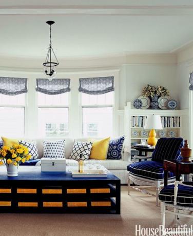 modrá a žltá obývacia izba