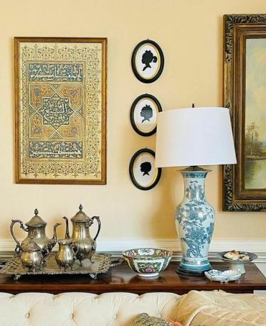 návrh majstra Husajna, ktorý obsahuje islamské umelecké diela s veršom z koránu