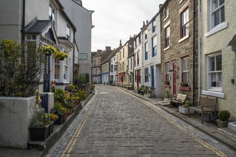 Hlavná ulica v dedine Staithes, North Yorkshire, Anglicko