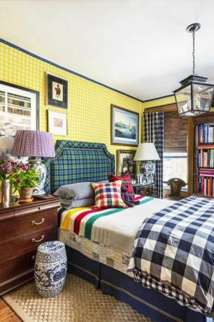 spálňa, tartanová posteľná prikrývka, tartanové čelo postele, tartanové obloženie stien, taburetka pri posteli, hnedá vintage skriňa