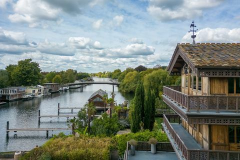 švajčiarska chata na predaj, Hampton Court, Surrey