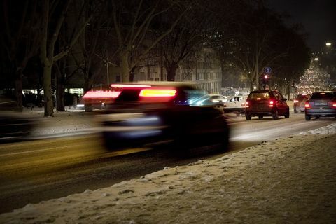 Zasnežená ulica v noci, premávka - rozmazaný pohyb