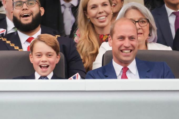 Londýn, Anglicko jún 04 l r princ George of Cambridge a princ William, vojvoda z Cambridge počas platinovej párty v paláci pred Buckinghamský palác 4. júna 2022 v Londýne v Anglicku sa od 2. do 5. júna 2022 oslavuje platinové jubileum Alžbety II. Spojené kráľovstvo a Commonwealth pri príležitosti 70. výročia nastúpenia kráľovnej Alžbety II. 6. februára 1952 fotografia chris jackson wpa poolgetty snímky