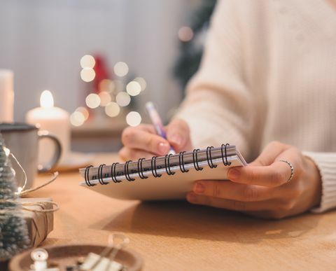 ciele plány, ktoré treba urobiť a zoznam prianí pre nový rok vianočný koncept písanie do poznámkového bloku žena ruka držiaca pero doma na poznámkovom bloku doma počas zimných prázdnin
