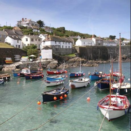 coverack cornwall england uk pobrežná rybárska dedina východne od jašteričného polostrova 9 míľ južne od falmouthu