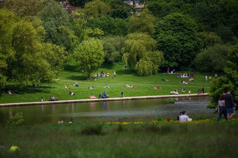 Miestni a turisti, ktorí si užívajú počasie na londýnskom Hampstead Heath