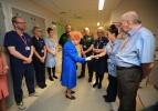 Kráľovná odsudzuje „zlý“ teroristický útok v Manchestri, keď navštevuje mladé obete v nemocnici