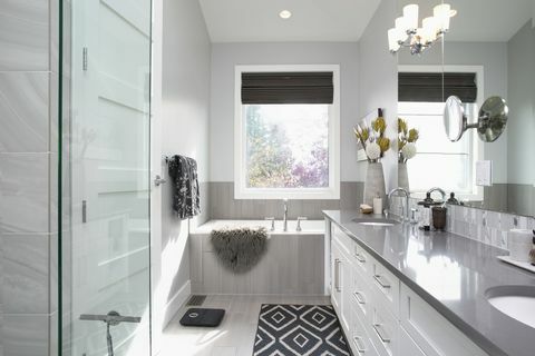 Elegantná, moderná domáca interiérová kúpeľňa