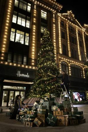 Harrods vianočné okná 2018